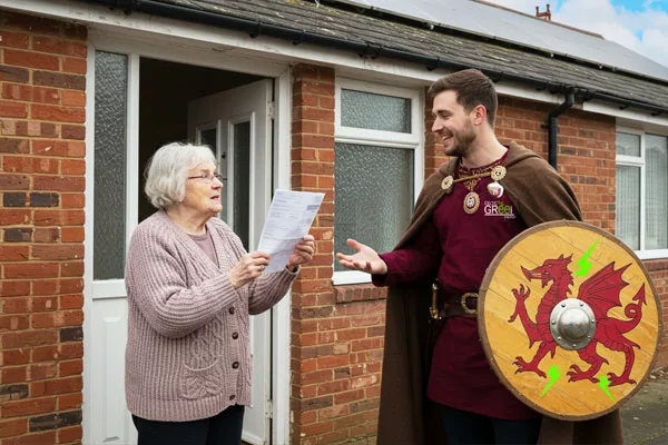 Owain Glynsolar giving advice to a solar customer in wales